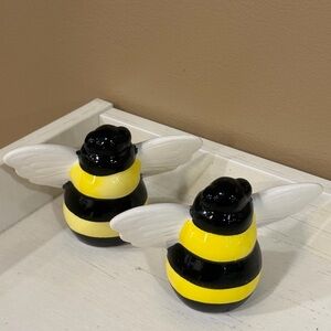 NEW Ceramic Black and Yellow Bumble Bee Salt and Pepper Shaker Set 🐝